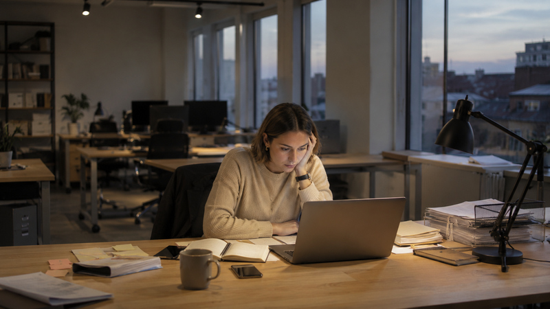 Une personne travaillant tard le soir devant son écran